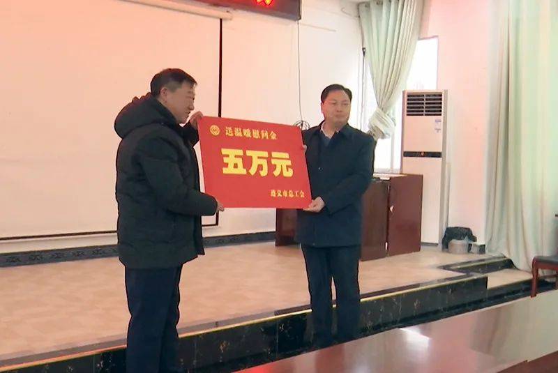 遵义市人大常委会副主任杨游明到凤冈督导调研有关工作并开展慰问活动