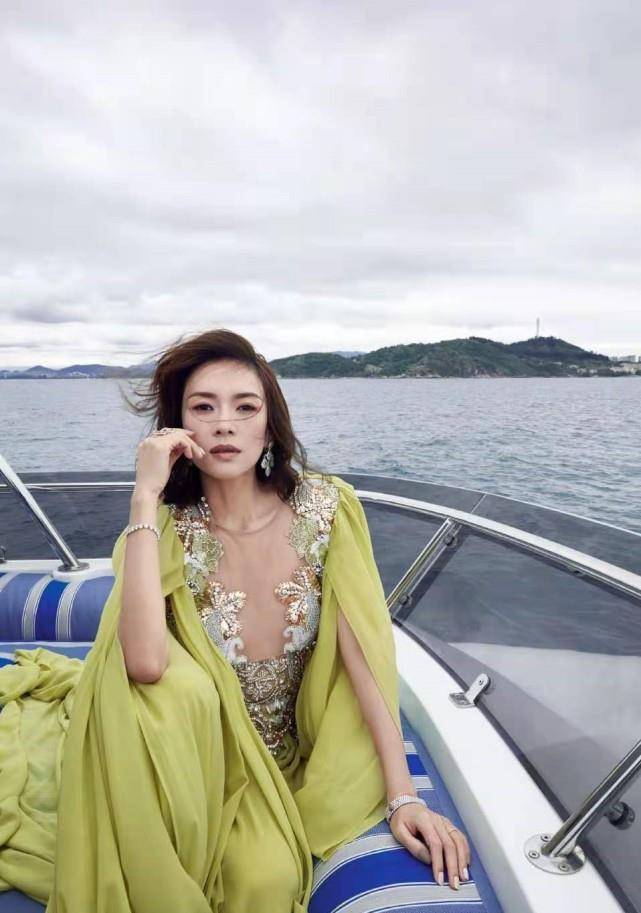 章子怡大晒游艇美照,网友惊呼:身材太好了吧_美貌_女儿_镂空