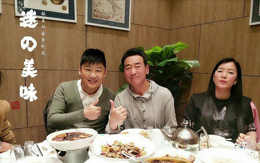 陆振华扮演者罕见发出视频,小娇妻年轻貌美,父子却像爷孙_寇振海_儿子