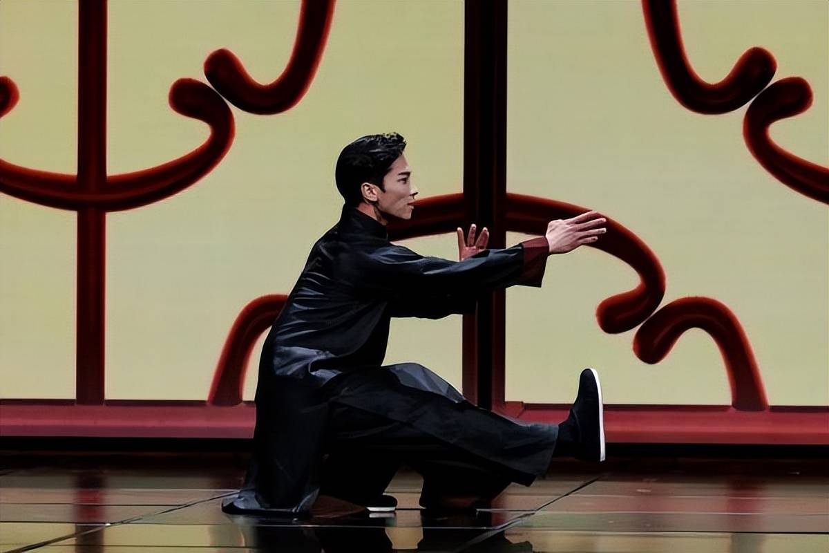 中的钟子期,一举成名,他在《咏春》中扮演叶问,一些高难动作练了2年