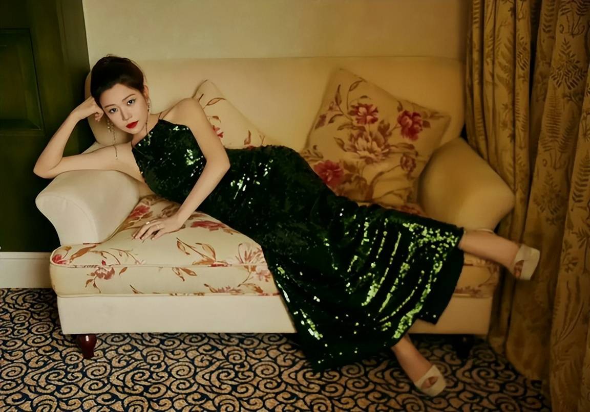 40岁陈妍希罕见与老公走机场,穿搭休闲时髦,小4岁的他像小年轻_显得