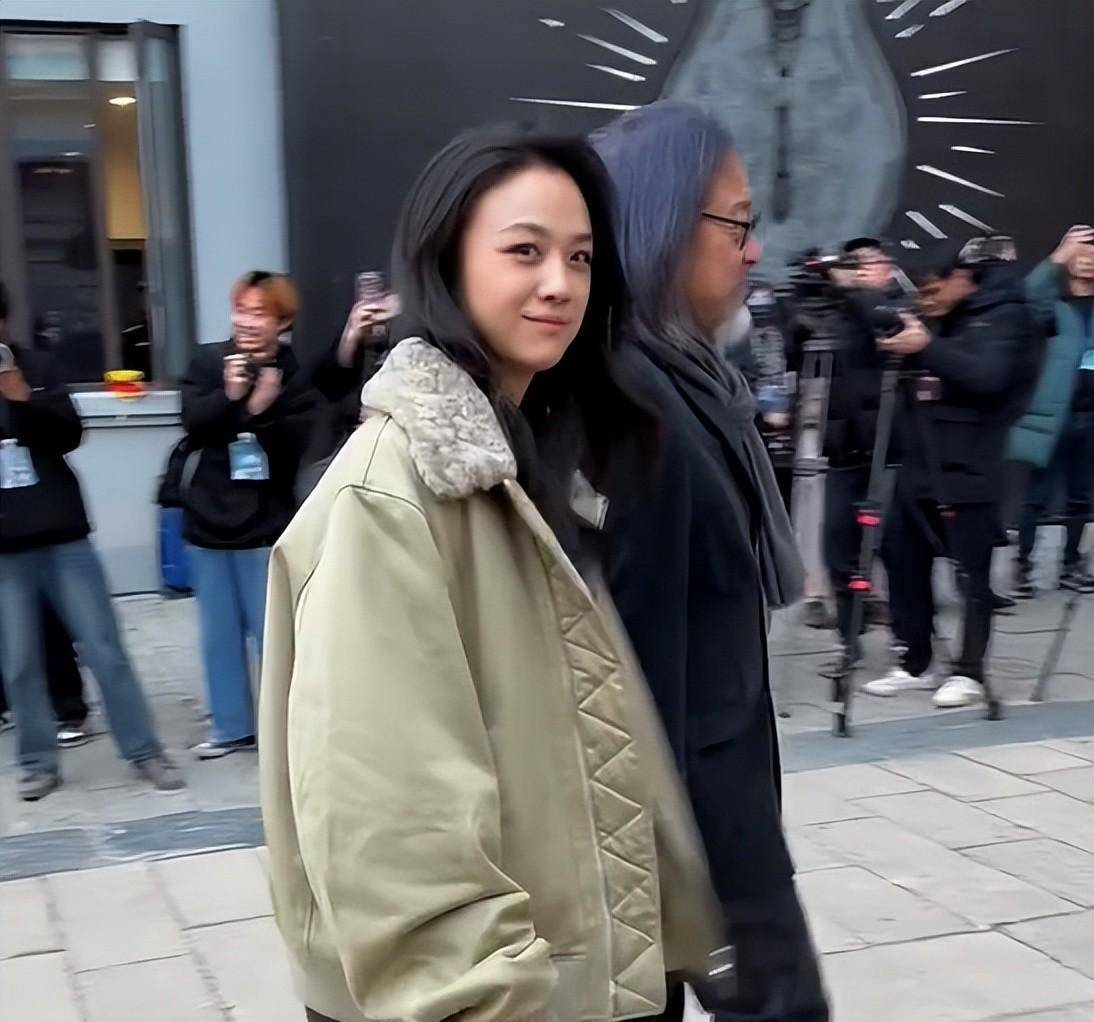 戏剧小镇开幕,汤唯脸发型都没做,穿着普通的外套阔腿裤,直接出现在了