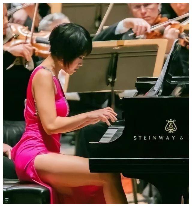 中国女钢琴家赢得格莱美,终结争议:别再说我短裙高跟