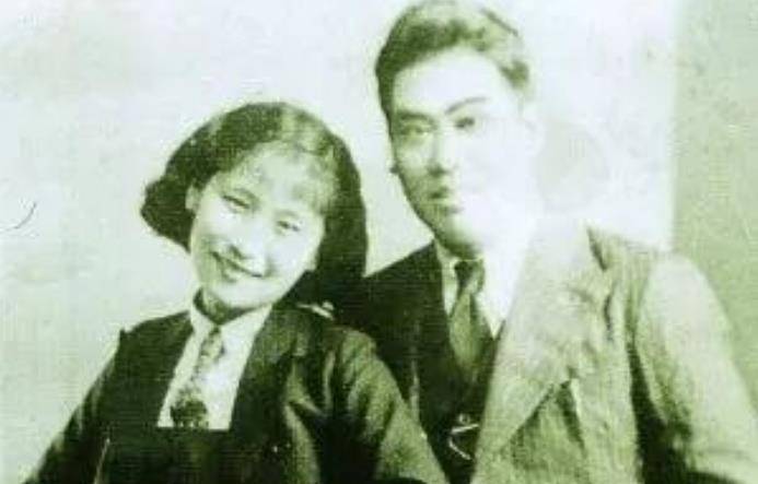 但是原配夫人知书达理,而且一直贴身的照顾在蔡锷父母的跟前,所以即便