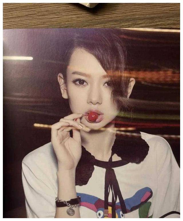 戚薇早期海报曝光!出道初期惊艳登场,简直美哭!_才华_传奇_梦想