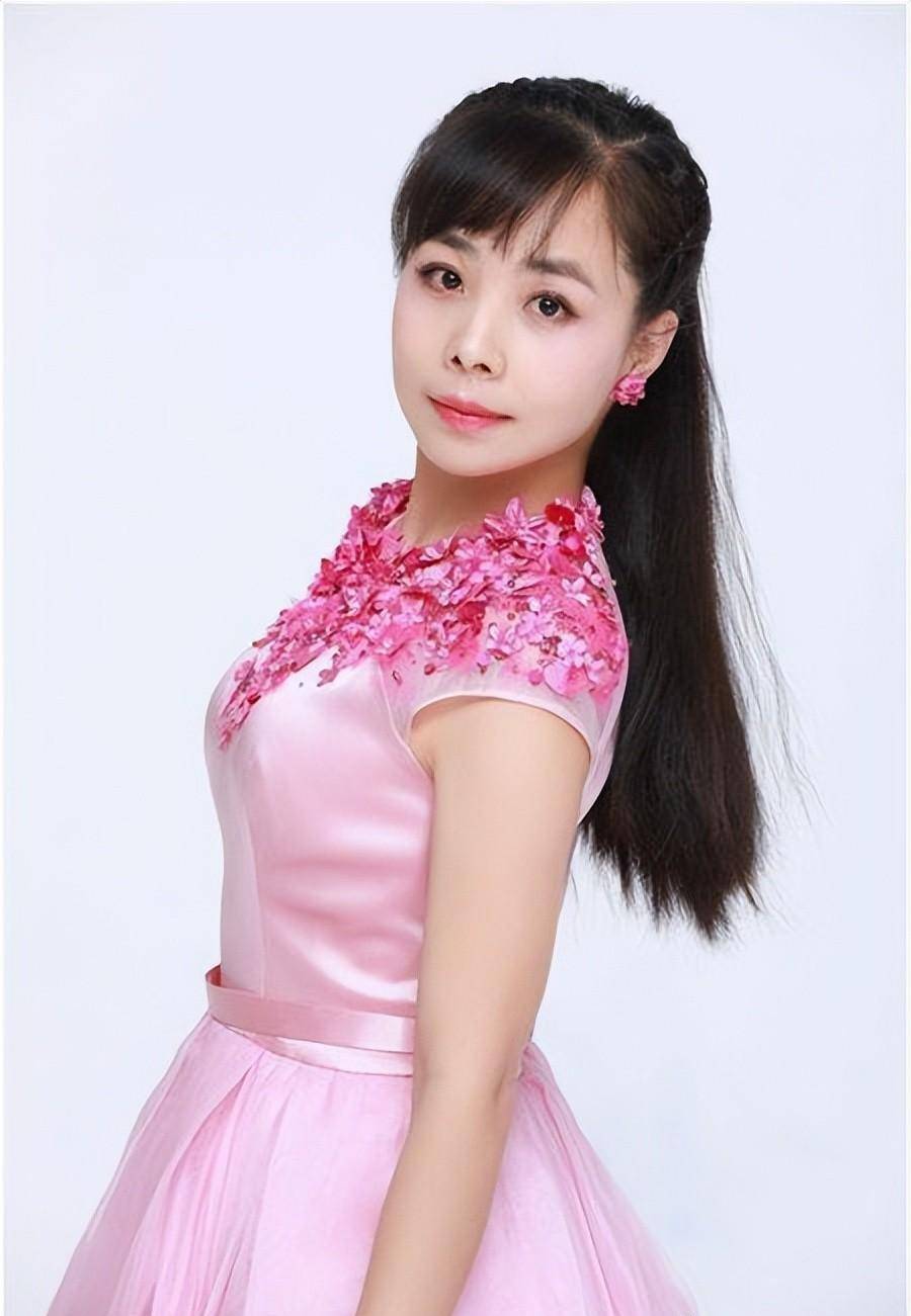 中国的女歌手100位图片