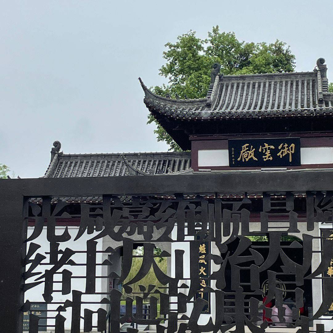 逛累了园区内还有不少咖啡店和餐厅可以坐下休息新平瓷宫包车出发的第