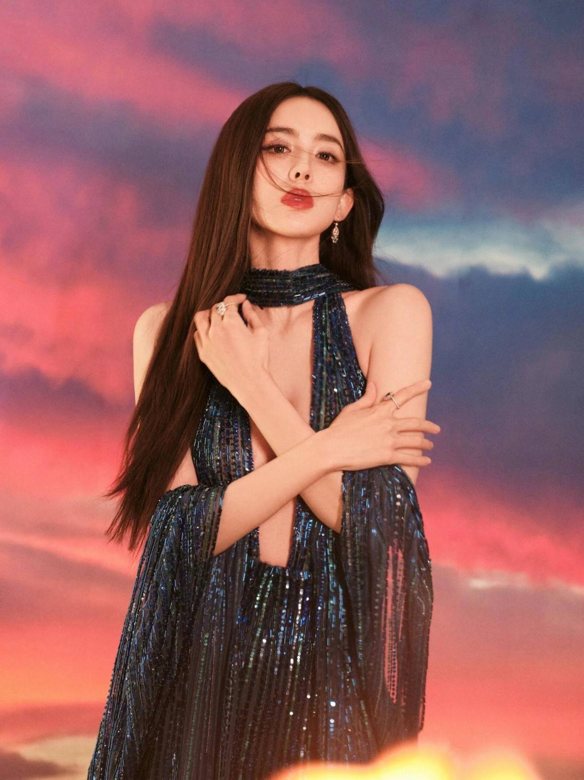 被新疆美女古力娜扎惊艳到!真空穿深v礼服用手挡住,性感又迷人