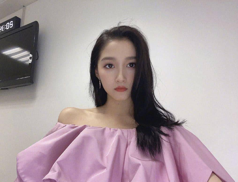 关晓彤转型做"吃播"?