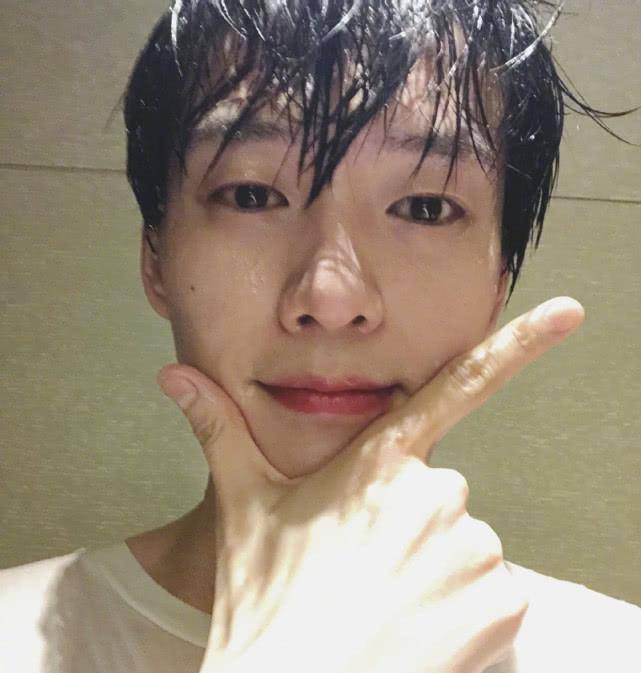 的事情也是在网络上传的沸沸扬扬,魏大勋直接变成了杨幂的绯闻男友