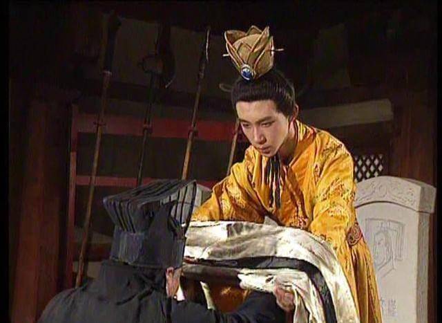 刘备称帝后,对汉献帝行不齿之事,献帝非但不生气,或许还很高兴_曹操