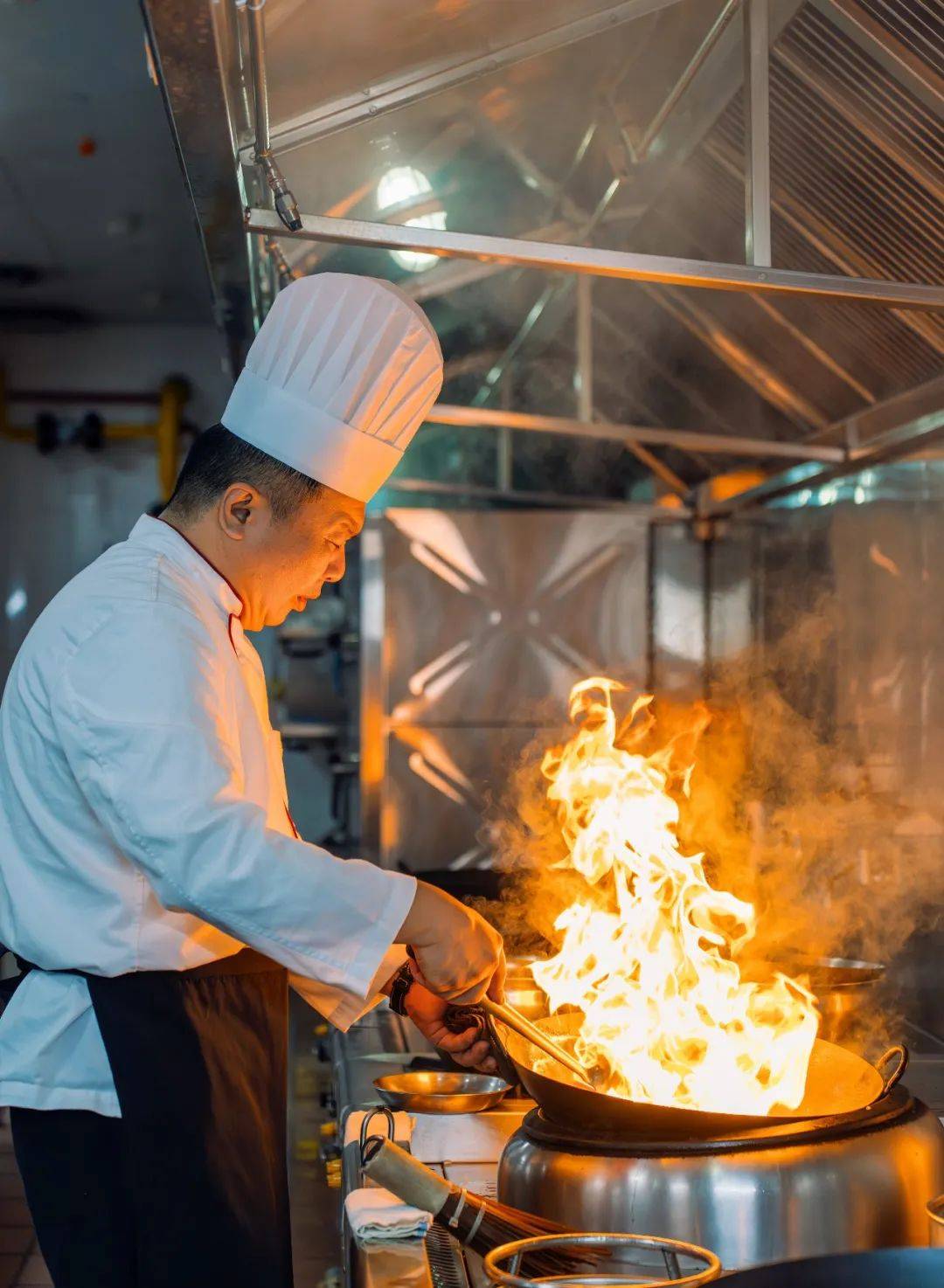 顶度集团行政总厨陈斌在后厨炒菜春节黄金周期间乌镇旅游每晚21:00