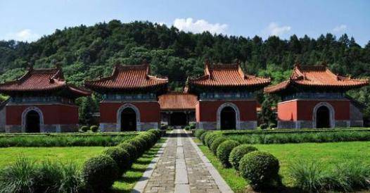 巧合的是在此期间,清王朝在位的最后三任皇帝,命运却惊人的相似.