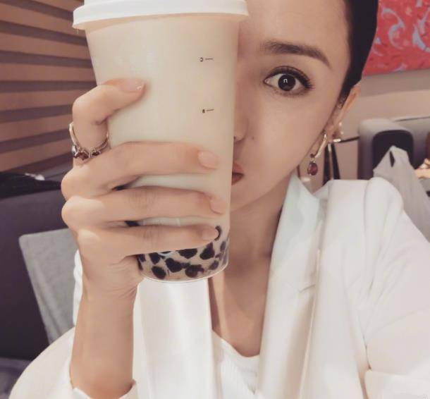 佟丽娅回应牵手帅哥:去朋友饭店捧场.