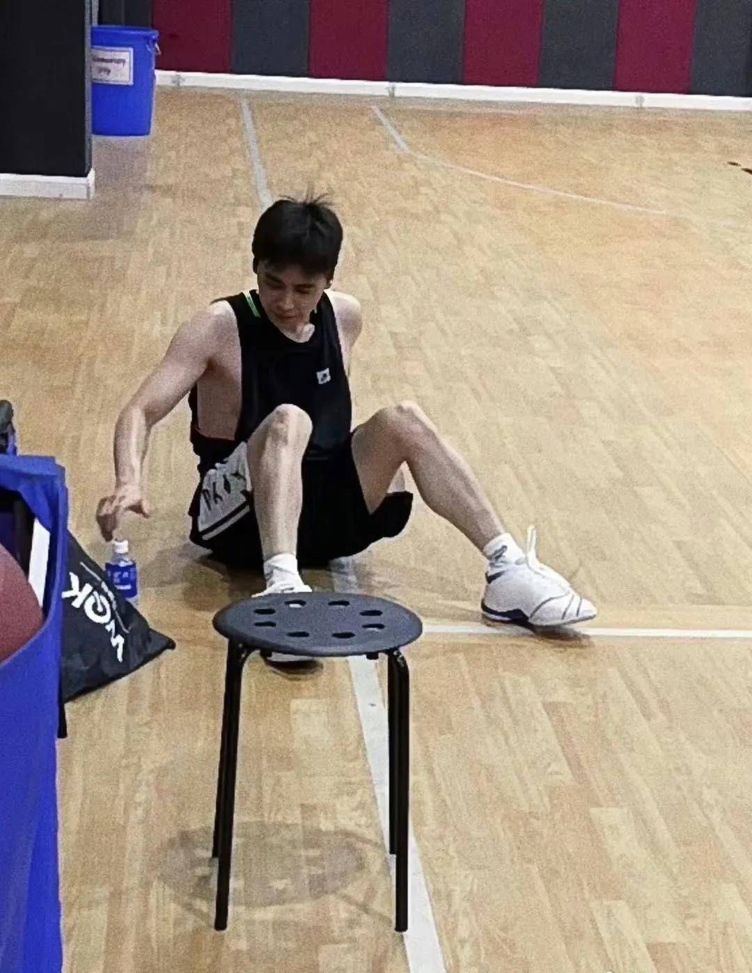 李易峰逛超市,耸肩怂怂的,被疑穿补丁袄子,走大街上已经认不出_网友