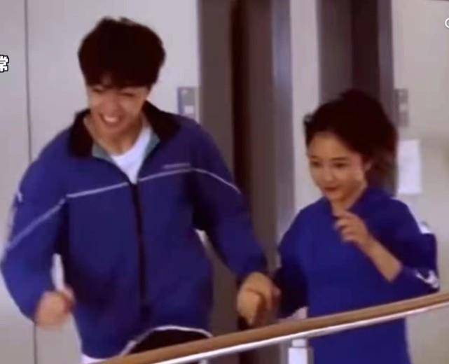 谭松韵长痘都这么美,头戴麋鹿角出镜,是圣诞小可爱没错了_痘痘_网友