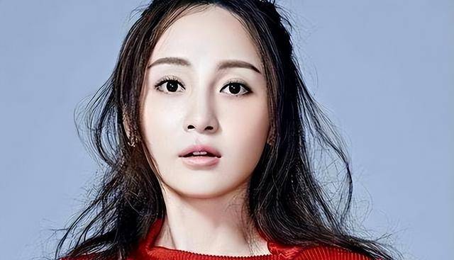 41岁姚笛转行做导演,新剧开机照流出!容貌大改显老,少女感消失_文章_