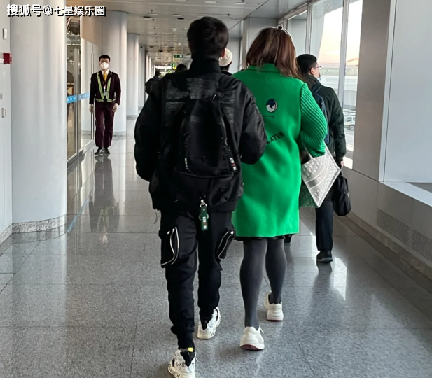 大张伟澳洲被偶遇,妻子消瘦明显,脚蹬8千元鞋子,穿搭很另类_刘迎_网友