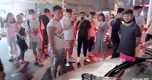 进价10块卖10块,虎牙洋气黄开兰博基尼摆地摊贴膜,不