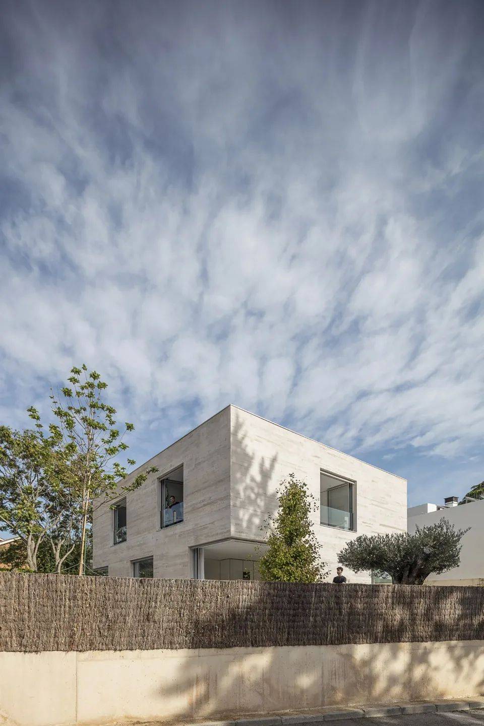 damer住宅是一座精妙的混凝土建筑,建筑师打开建筑四角塑造了菱形空间