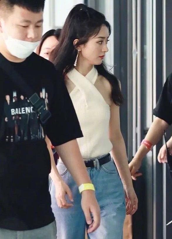 赵丽颖为了显瘦,穿交叉挂脖上衣,配上腰带以后,这腰真是绝了_图片