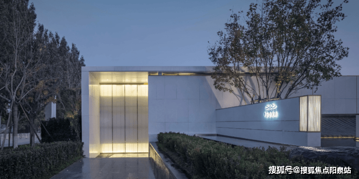 视觉中国"入"——引进,接纳之意,以高台错综,宫墙对开,客松迎门引八方