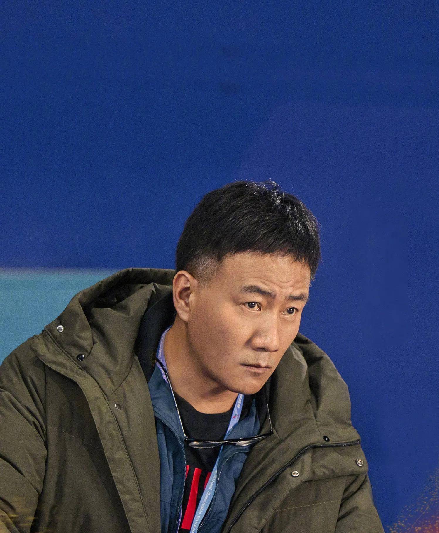 演员胡军,喝酒喝来个老婆,结婚22年零绯闻_卢芳_儿子_硬汉