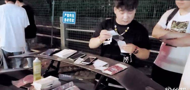 进价10块卖10块,虎牙洋气黄开兰博基尼摆地摊贴膜,不