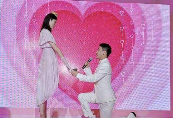 何猷君陪奚梦瑶做产检,女方挺大肚四肢仍纤细,百万豪车引人注目