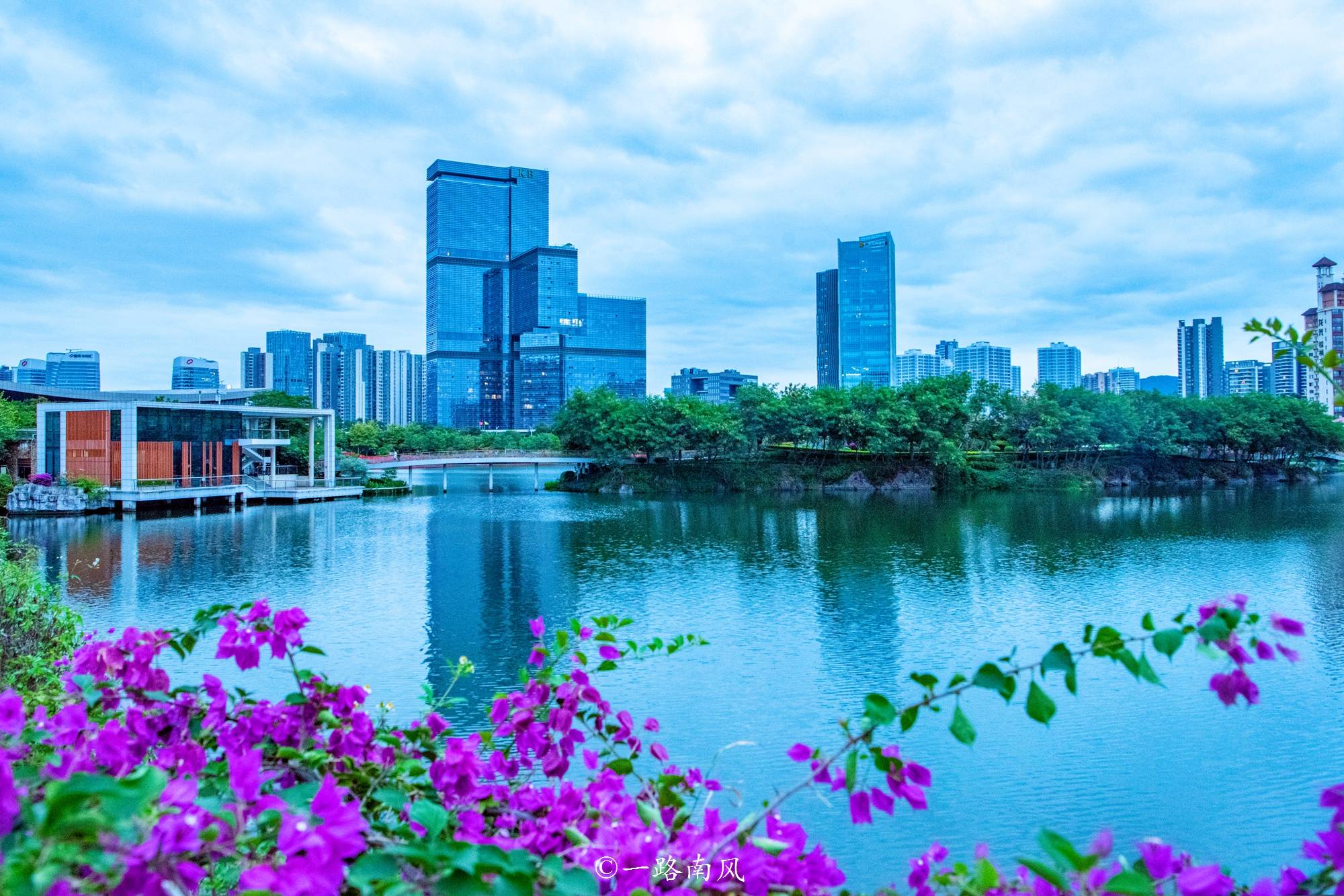 凤凰湖公园:一处集小岛,湖泊等自然景观于一体的休闲游览胜地,犹如数