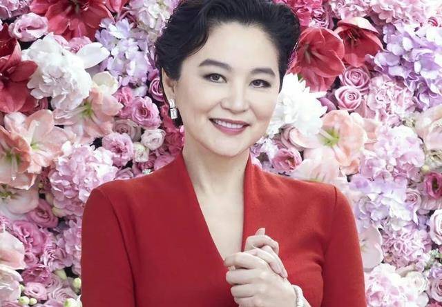 54岁李嘉欣被爆颜值断崖下跌,网友:林青霞70了都比她漂亮有气质_儿子