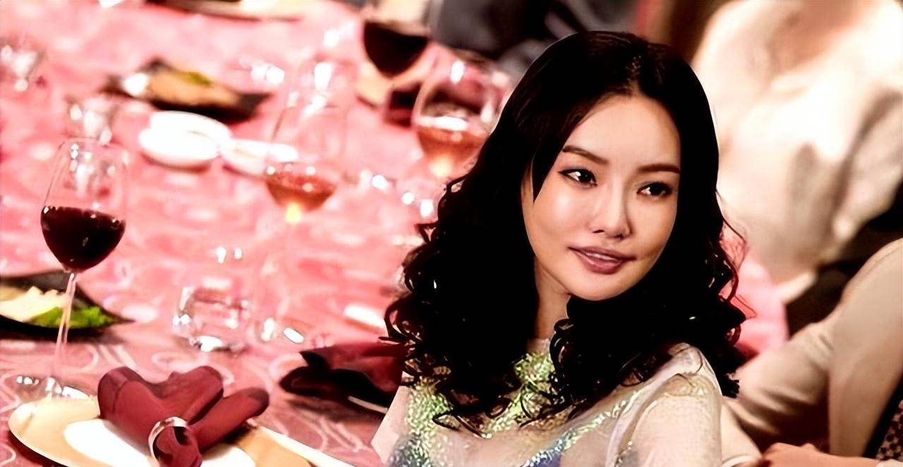 读大二被王晶看上,出演3部电影捞金26亿,如今是"最美晶女郎"_童菲