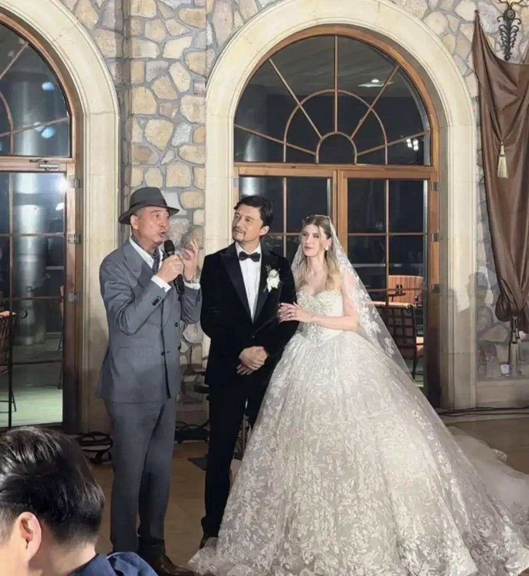 谢晖和妻子举行情人节婚礼,前妻佟晨洁闺蜜和范志毅林栋甫等参加_血统