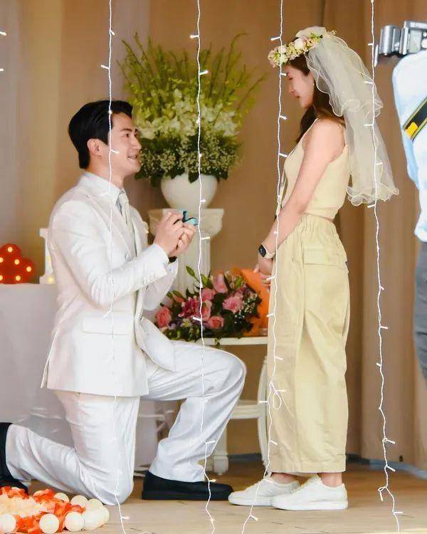 tvb男演员郭子豪向女友求婚成功,女方感动爆哭,曾被指是第三者_向邓卓