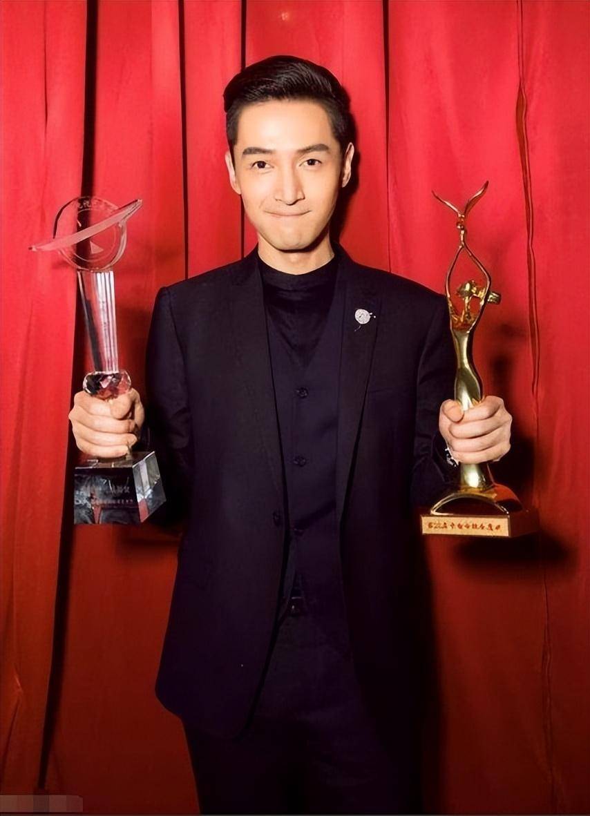 粉丝当众要求礼物归还,宁静尴尬救场,胡歌情商拉满教科书式处理_何炅