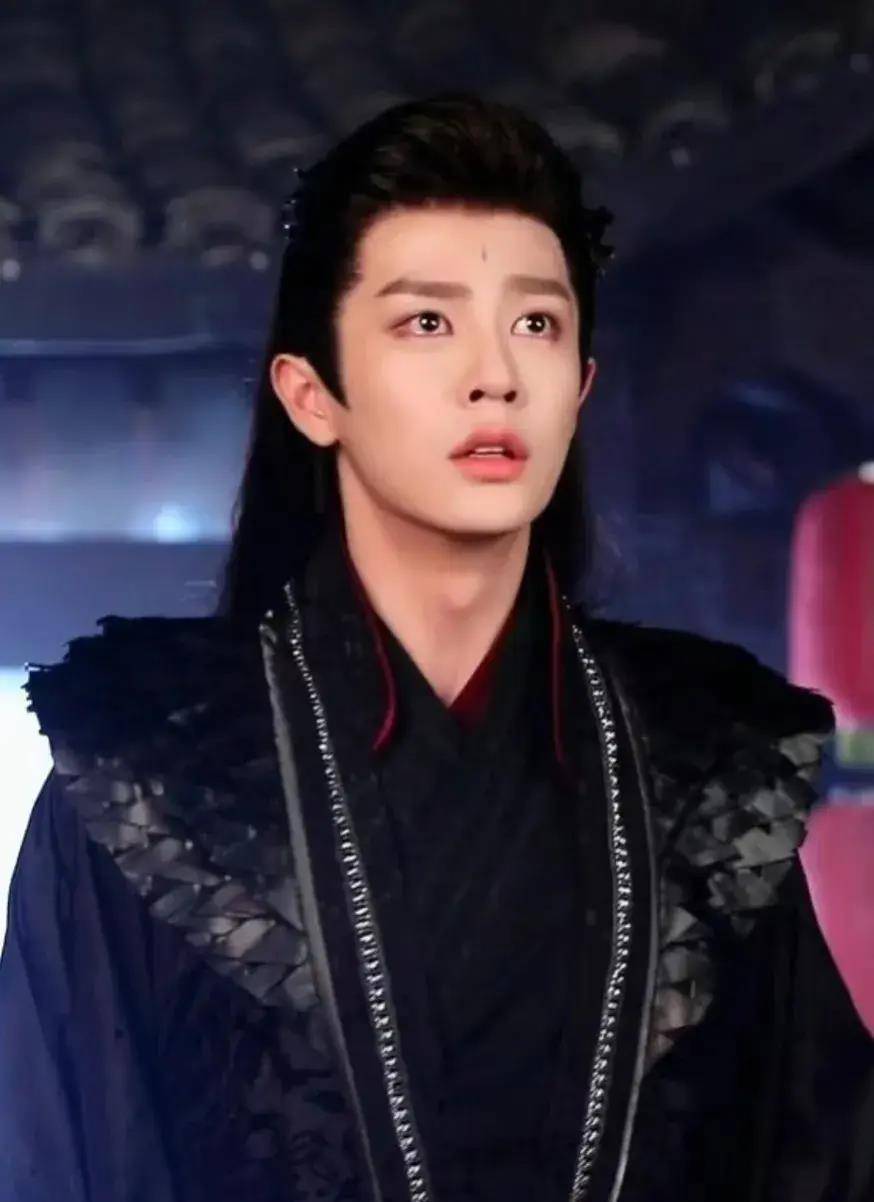 (慕小乔)前往陵园祭拜奶奶,偶然间遇到了喝得酩酊大醉的帝君(江起云)