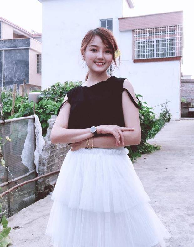 "袖珍美女"黄韵伊:初中辍学如今年入百万,颜值出众追求者甚多_父母