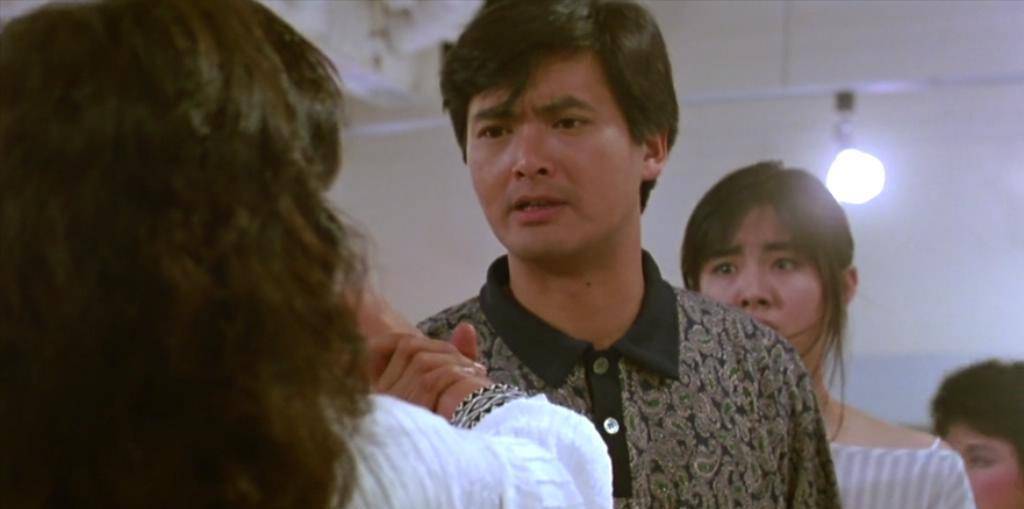 1986年,王祖贤与周润发首次合作,因一场侵犯戏备受争议_何定_影片