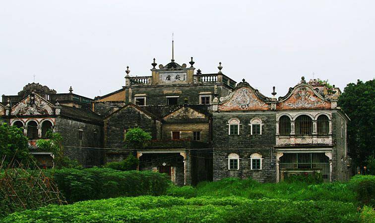 加拿大村:村民花光积蓄修豪宅,没过多久侨居海外,如今已成荒村_生活