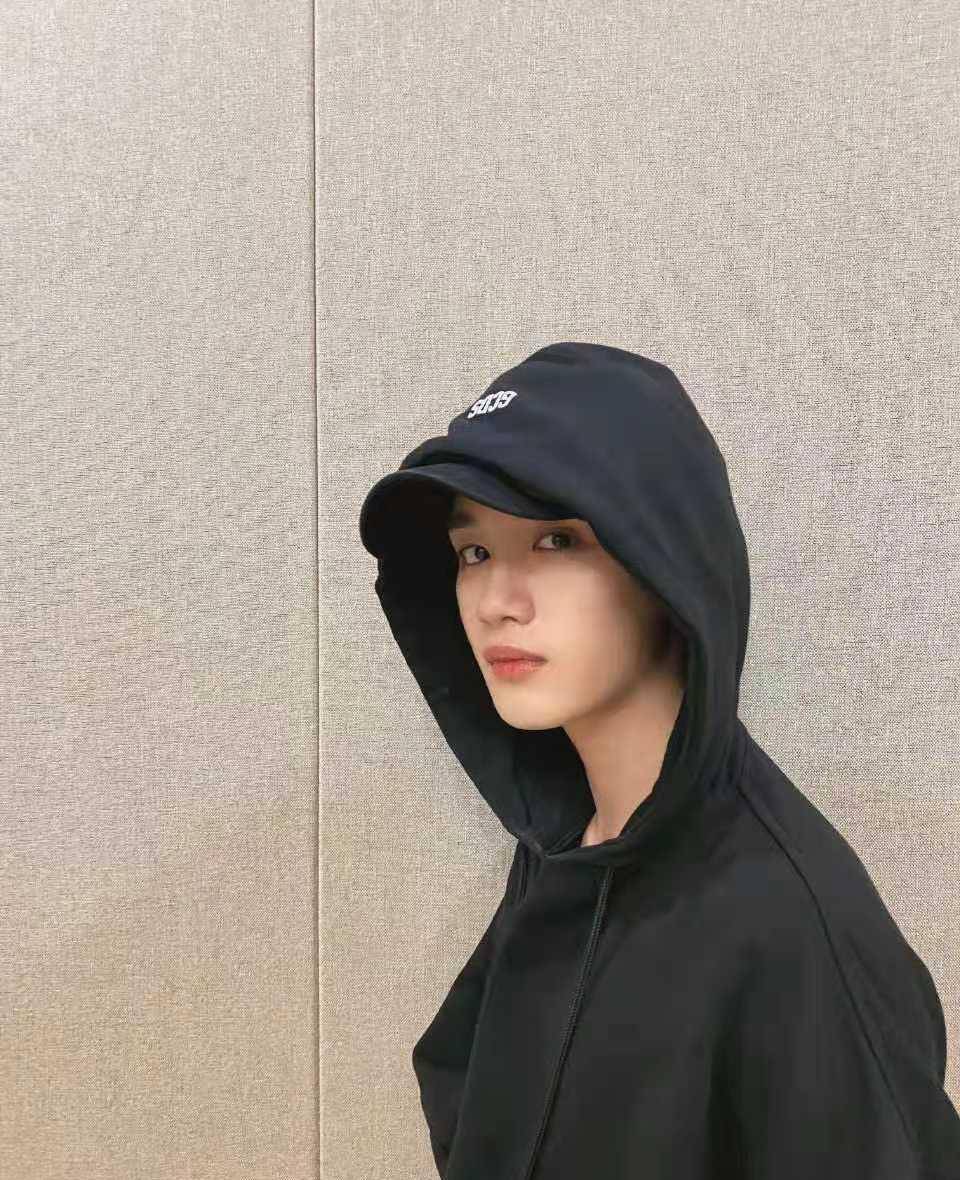 丁程鑫机场被私生撞肩,差点摔倒后反应迅速,现场拥挤混乱不堪_行为