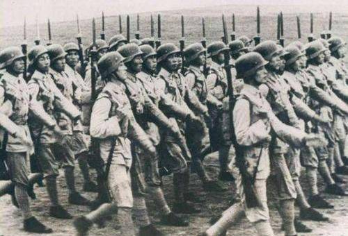 听说后立刻他命人找来了那两个士兵,二话不说把他们五花大绑起来