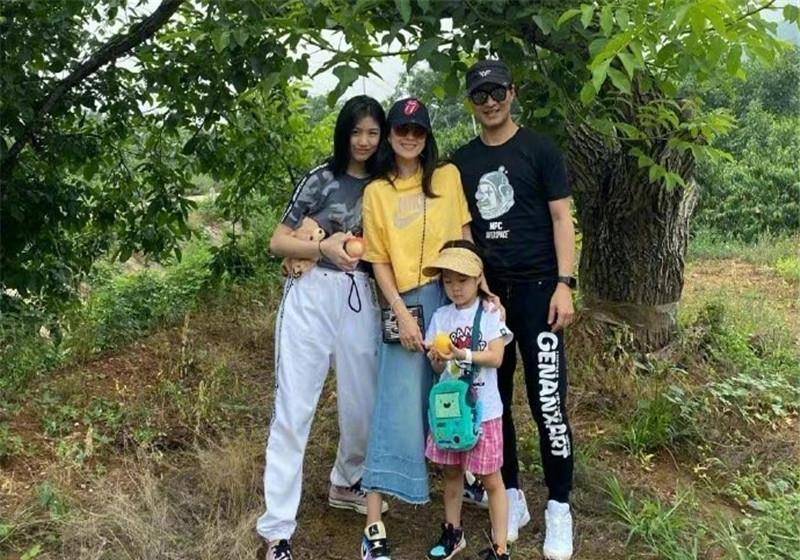 章子怡为小苹果庆生,两人不是亲母女,关系却一直亲密无间.