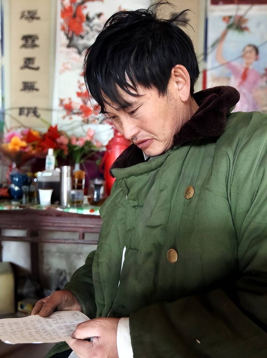 朱楼村再出丑闻:中年男子爬大衣哥家门被拍,行为怪异,眼神鬼祟_生活