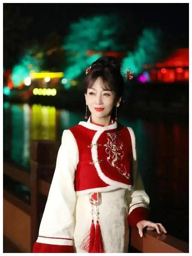 赵雅芝71岁情人节晒图:嫩女装大秀,资本你有吗?_生活_魅力_散发出