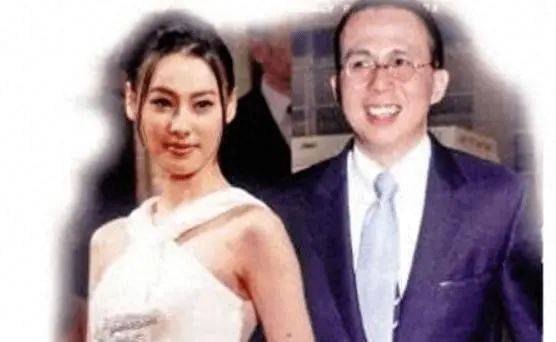 李泽楷大儿子近照曝光,身高170到梁洛施耳朵,穿搭向爷爷李嘉诚看齐