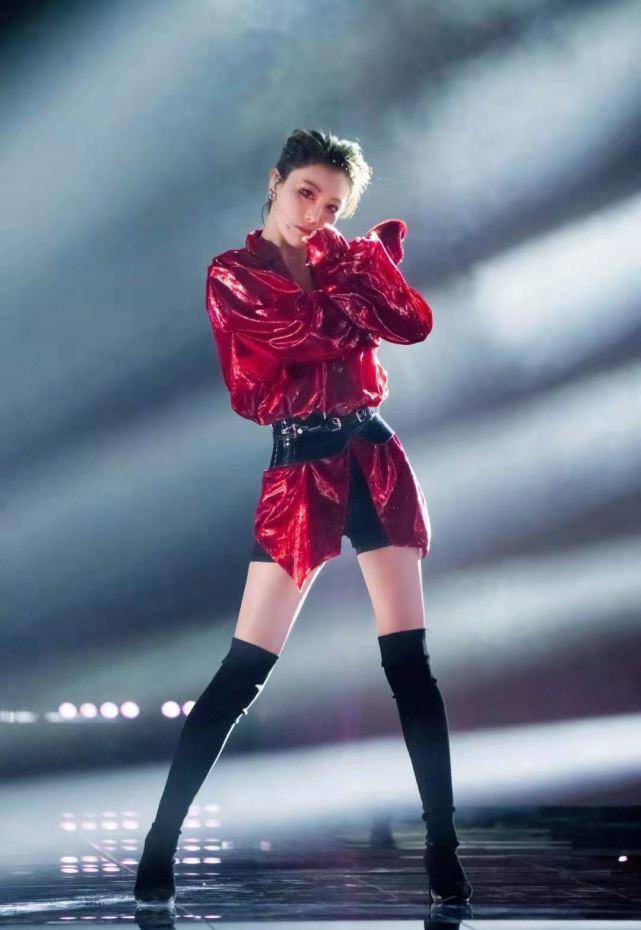 张馨予晒《浪姐2》练舞伤痕,膝盖青紫一片像调色盘,看着都疼_受伤