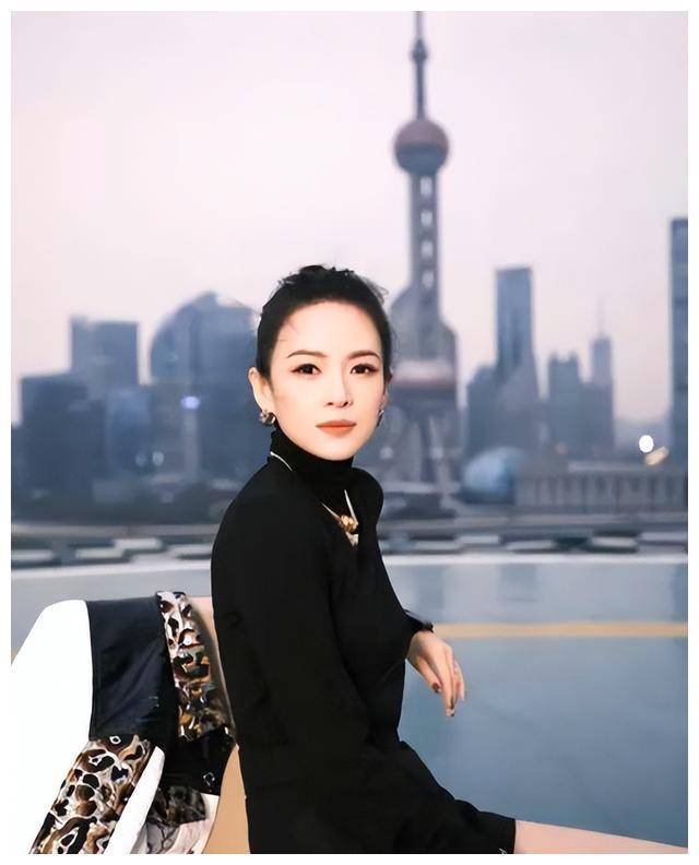 章子怡带孩子素颜滑雪,疲惫但幸福,继女小苹果亲临现场!