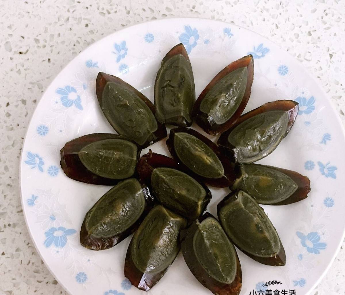 只看了一眼,口水就止不住了,简单又美味的凉拌皮蛋,上桌就抢光_大蒜