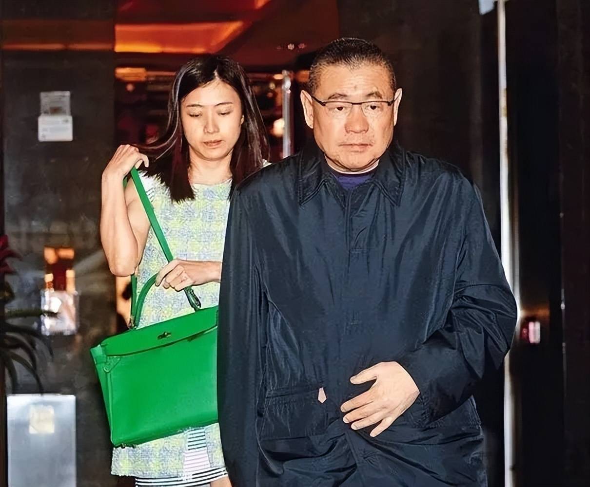 拿百万给员工发红包,难怪丈夫说不怪许家印_刘銮雄_资产_市值