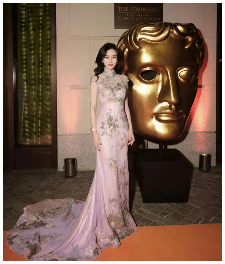 angelababy也穿着这套旗袍礼裙,在现场大凹造型,显然对自己的状态十分